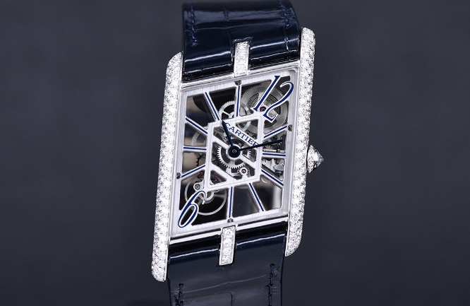 如何保养卡地亚手表的金属表带扣？