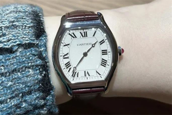 卡地亚手表表蒙有划痕应该咋办(图) 卡地亚手表表蒙有划痕应该咋办(图)